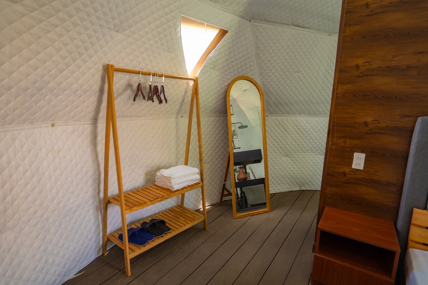 Bên trong lều Deluxe Dome, sàn gỗ và vách lều bọc chần