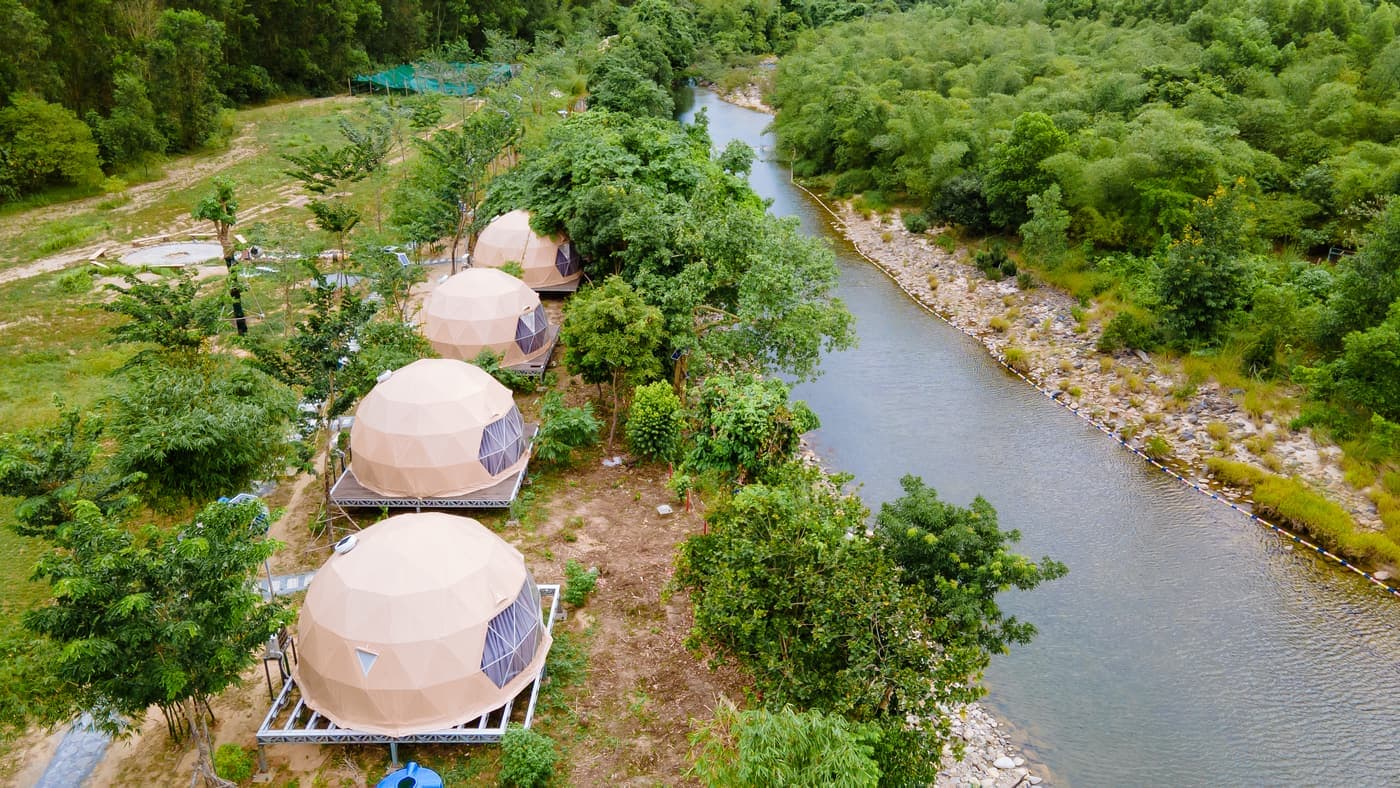 Các lều Deluxe Dome của Lạc Sanh Onsen Resort nằm dọc bờ suối, nhìn từ trên cao